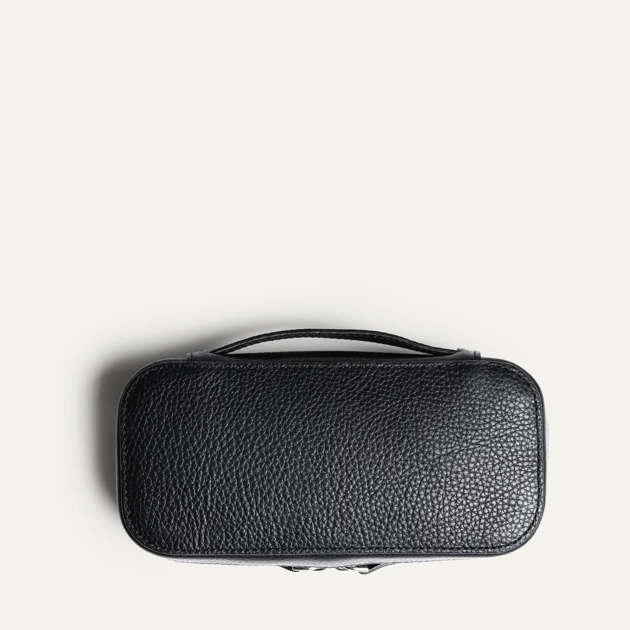 Trousse de toilette 100% cuir, vue de dessous. Son format est très compact.
