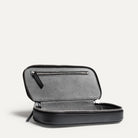 Vue intérieur de notre trousse de toilette en cuir grainé. L'intérieur est en Alcantara.