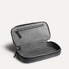 Vue plongeante sur l'intérieur de notre trousse de toilette Eva : un intérieur en Alcantara qui apporte douceur et protection.