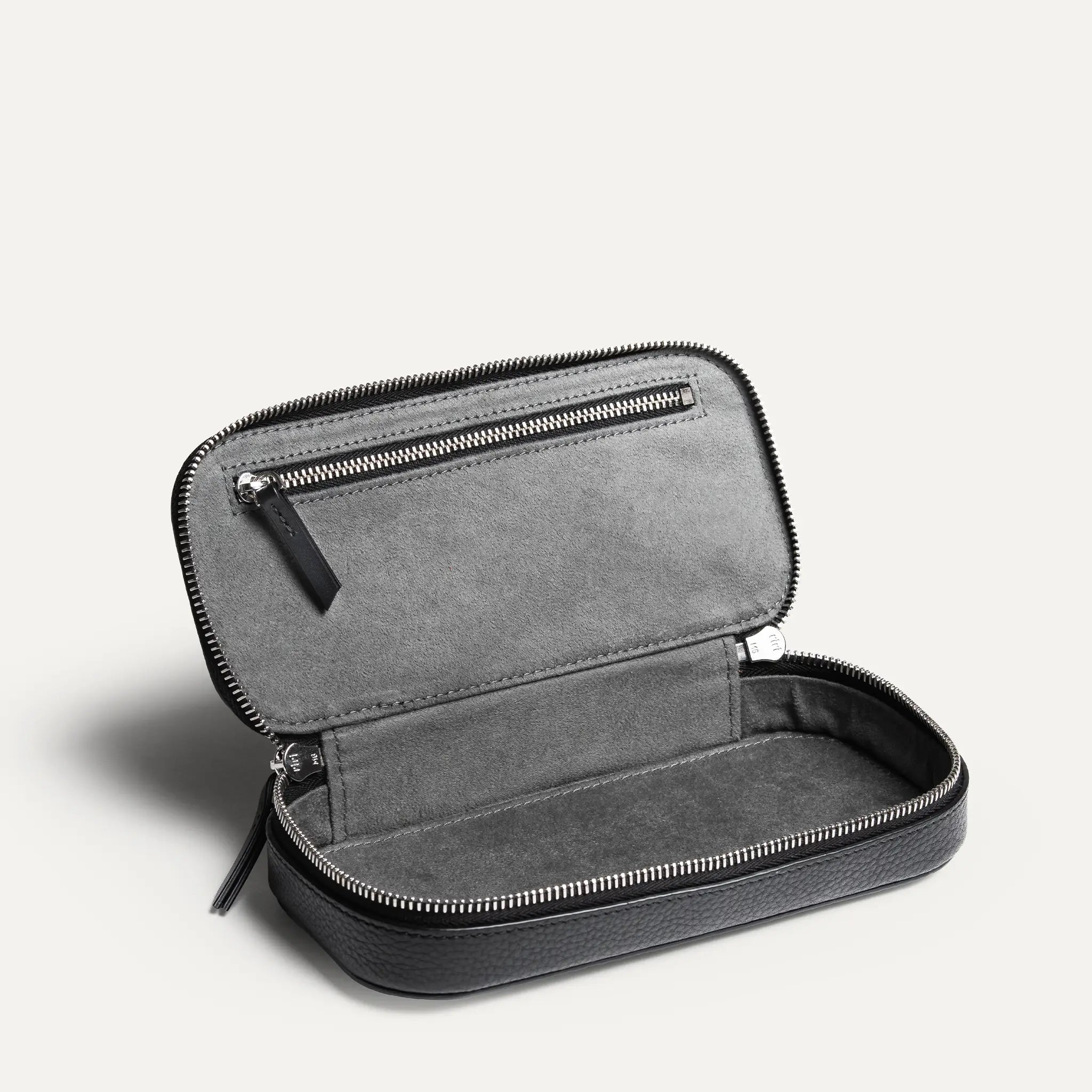 Vue plongeante sur l'intérieur de notre trousse de toilette Eva : un intérieur en Alcantara qui apporte douceur et protection.