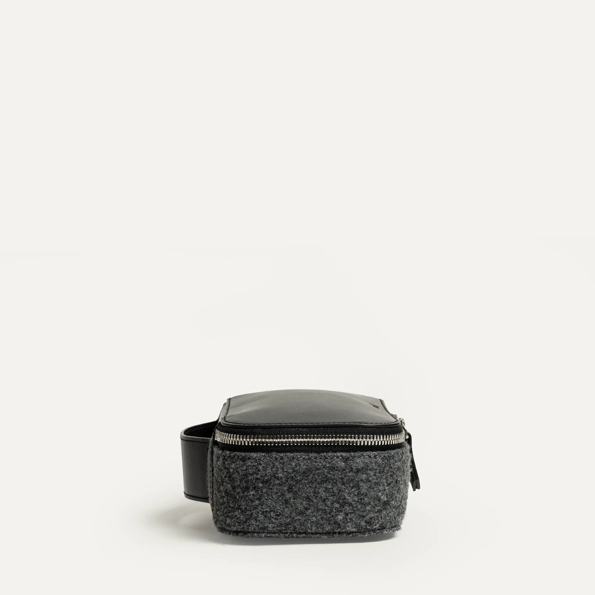 Un format compact pour cette trousse de toilette qui se glissera facilement dans tous vos sacs.