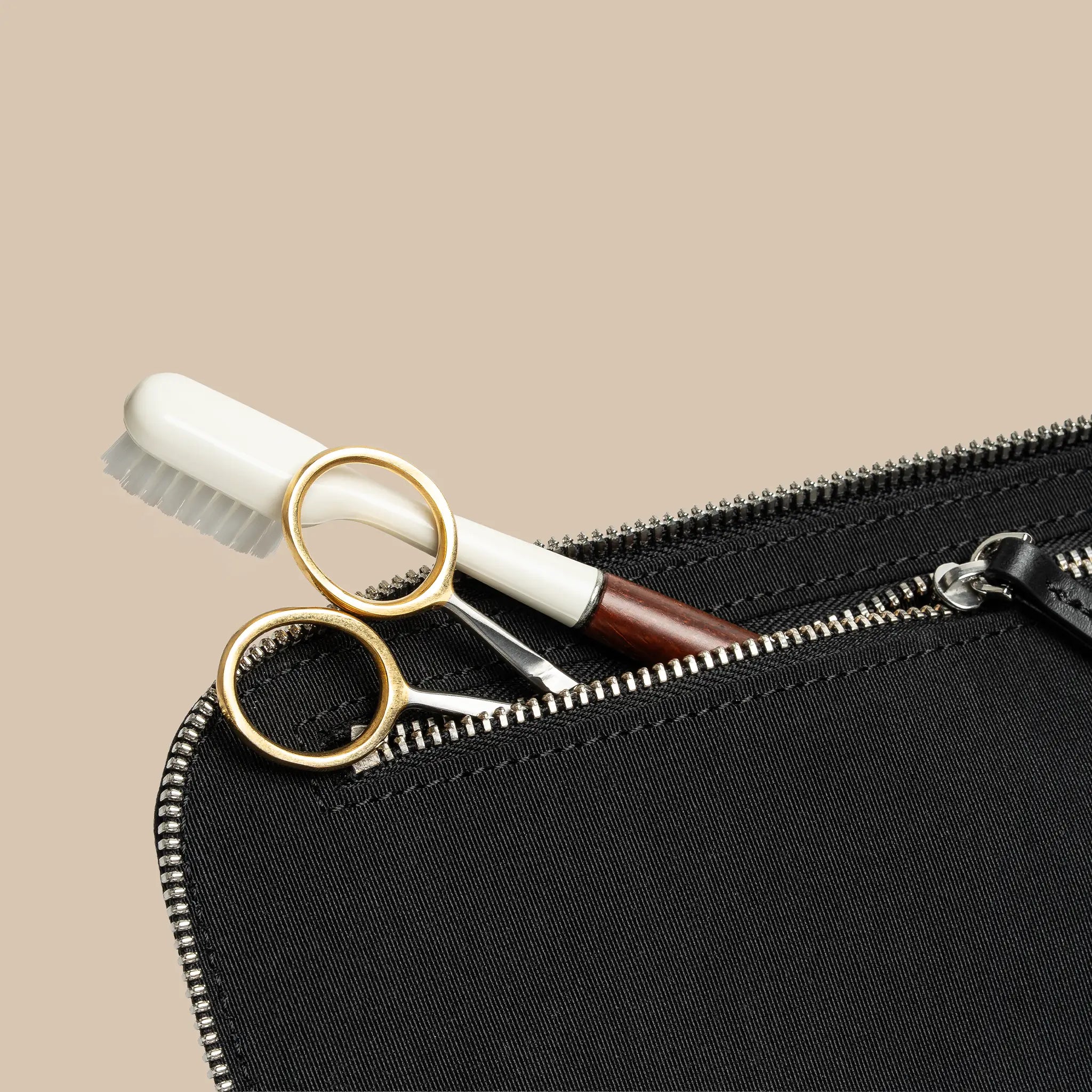 Des matériaux de grande qualité sont utilisés dans la fabrication de cette trousse de toilette.