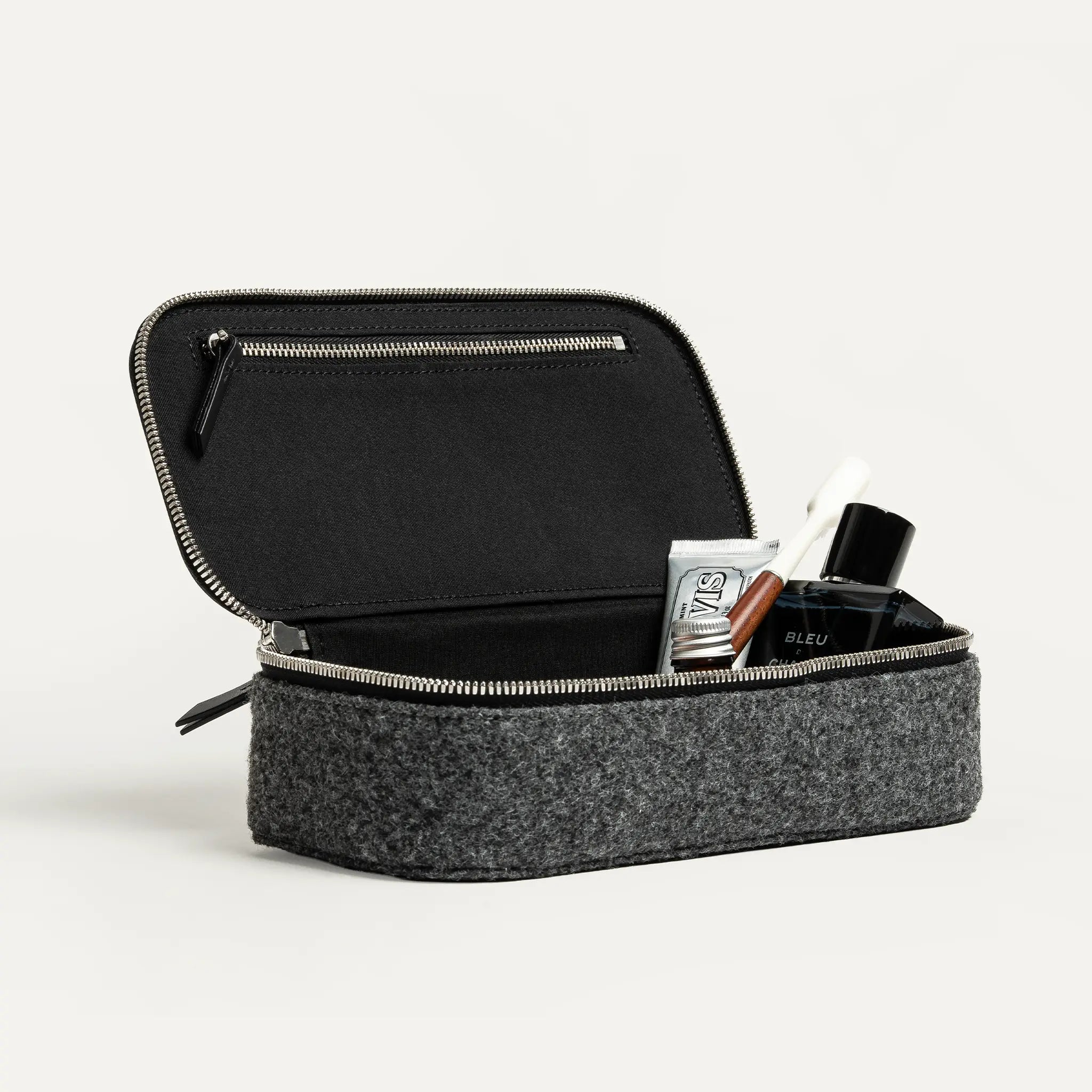 De nombreux accessoires viennent se ranger dans cette trousse de toilette