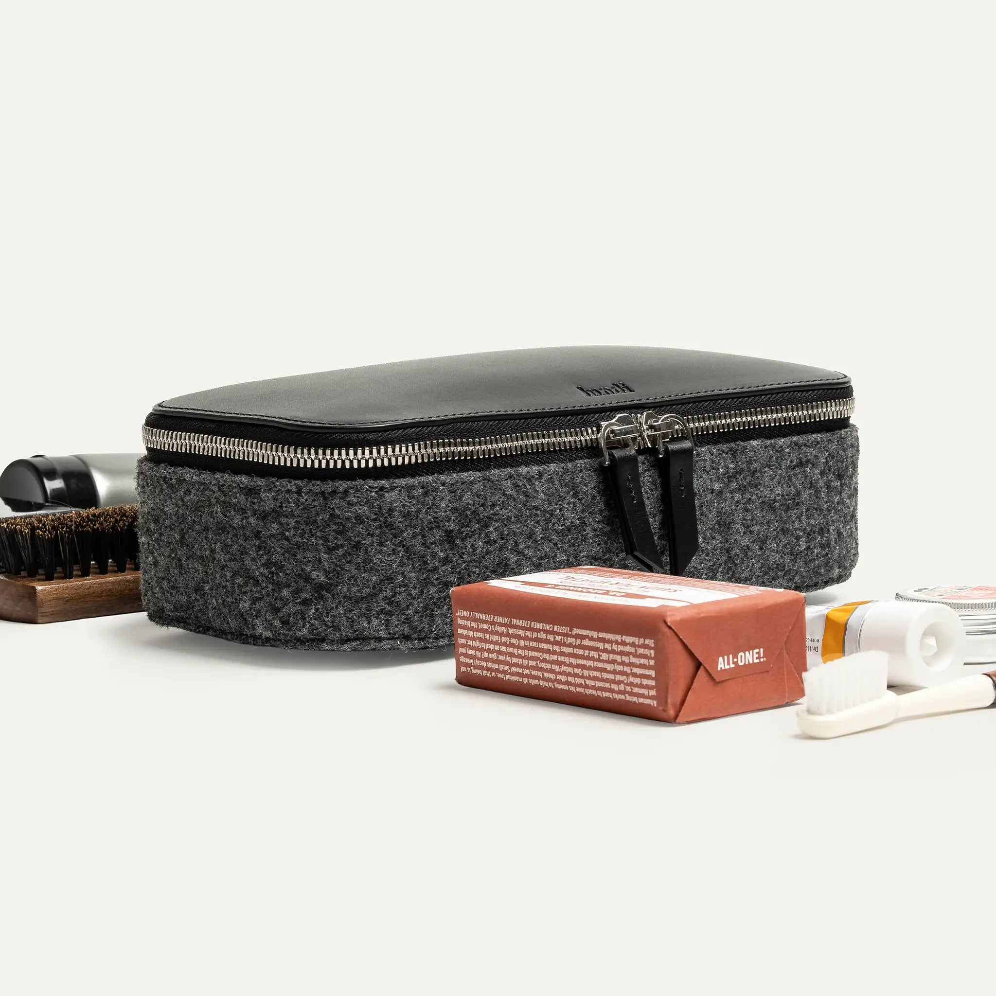 Feutre et cuir sont les matérieaux essentiels utilisés sur cette trousse de toilette.