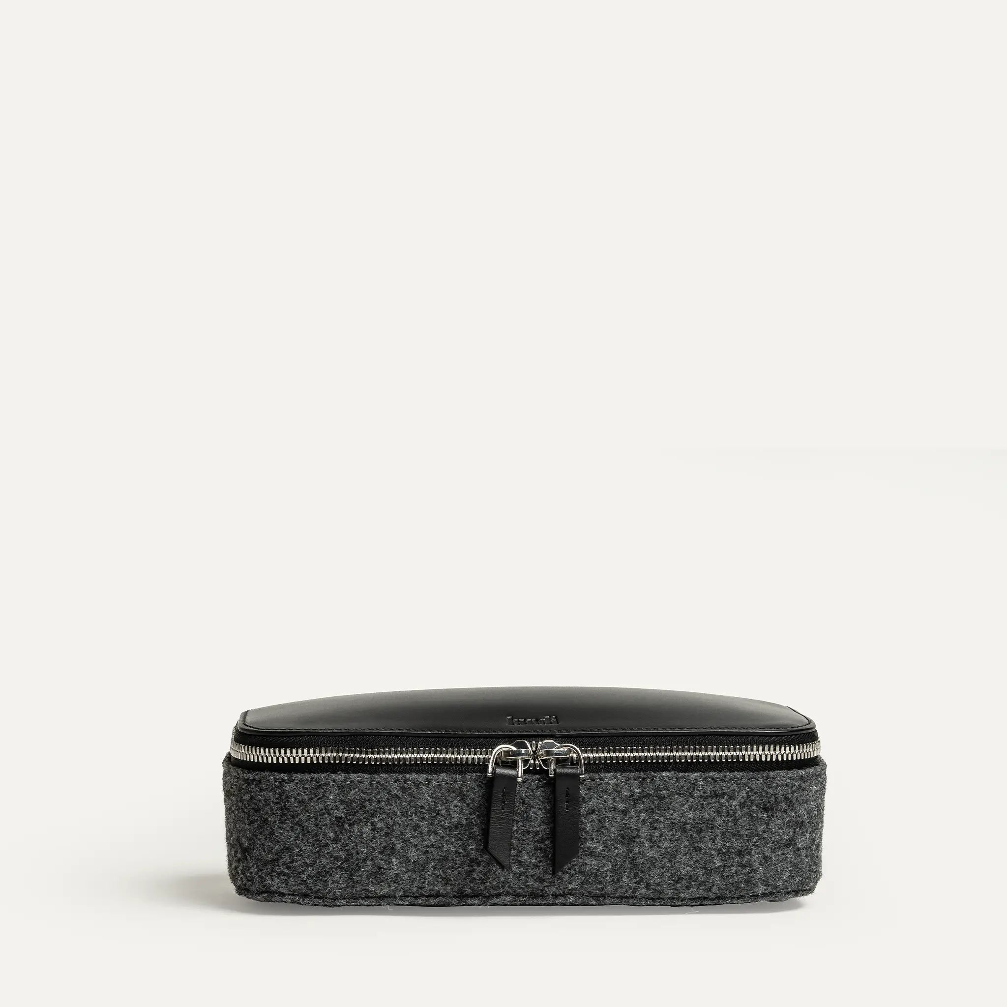 Une trousse de toilette aux dimensions idéales pour vous accompagner dans tous vos déplacements.