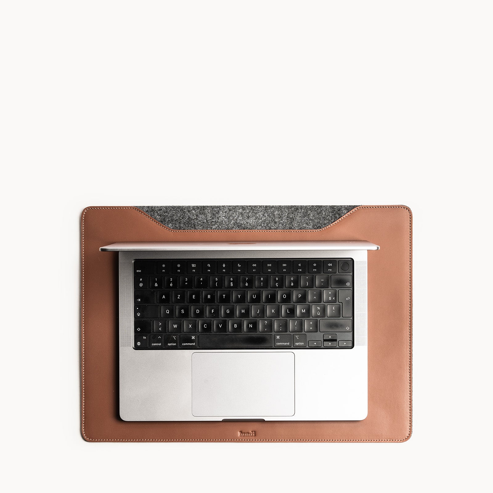 Sous main cuir​ cognac, MacBook 14 ou 16 pouces, modèle LEO.