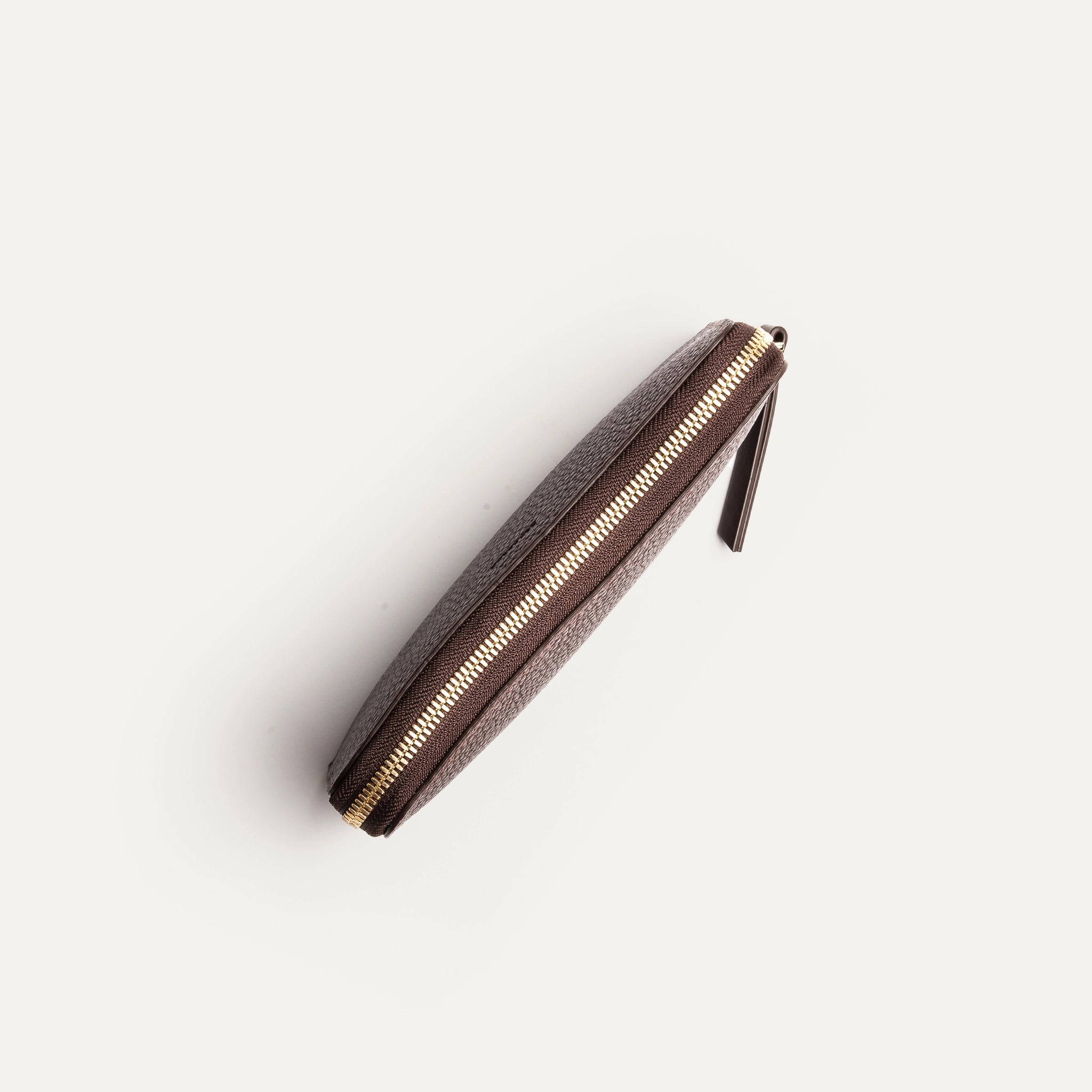 Long zip en metal YKK pour ce portefeuille en cuir femme