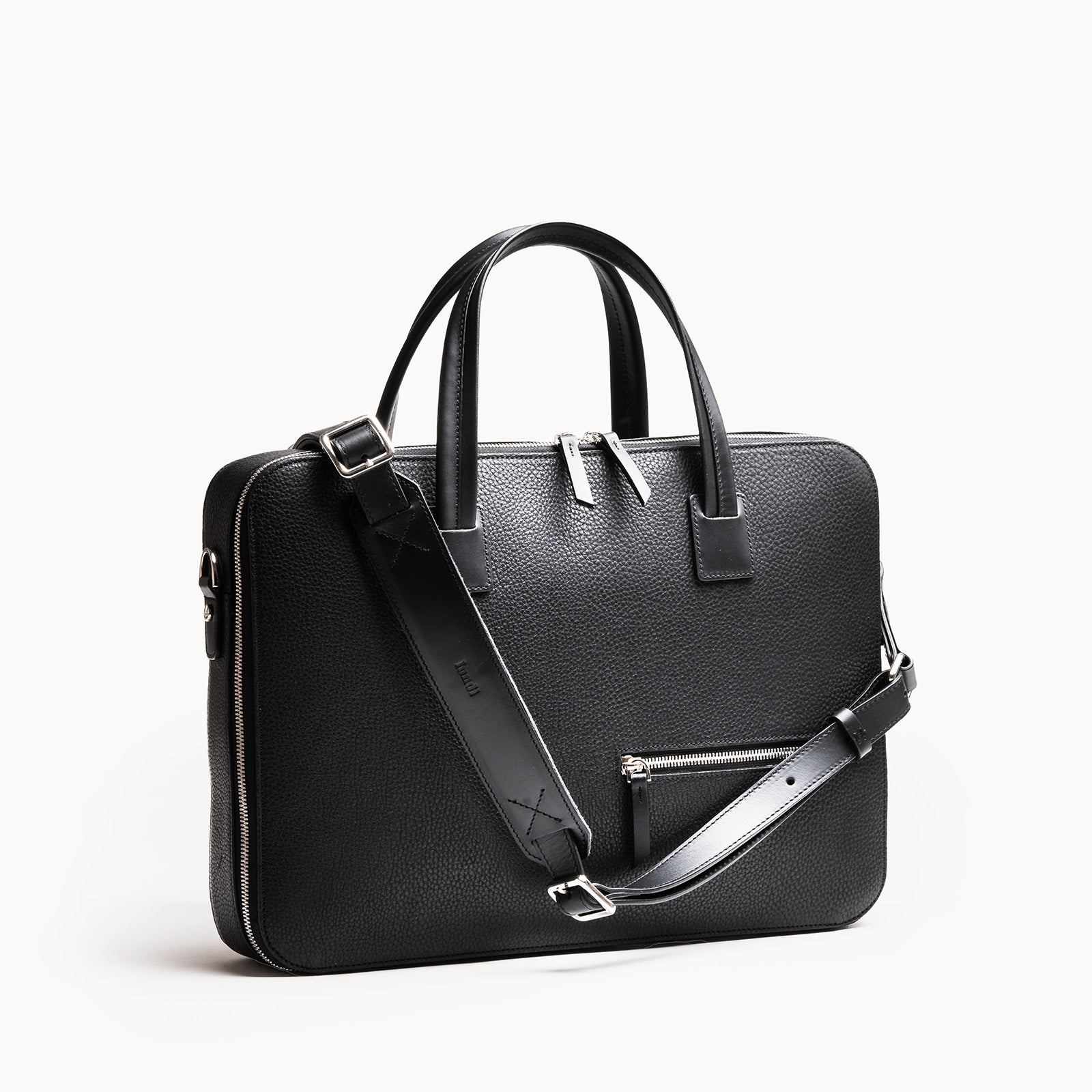 Attaché case élégant en cuir noir signé par lundi.