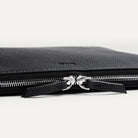 Pochette ordinateur en cuir équipée de zip Riri en métal.