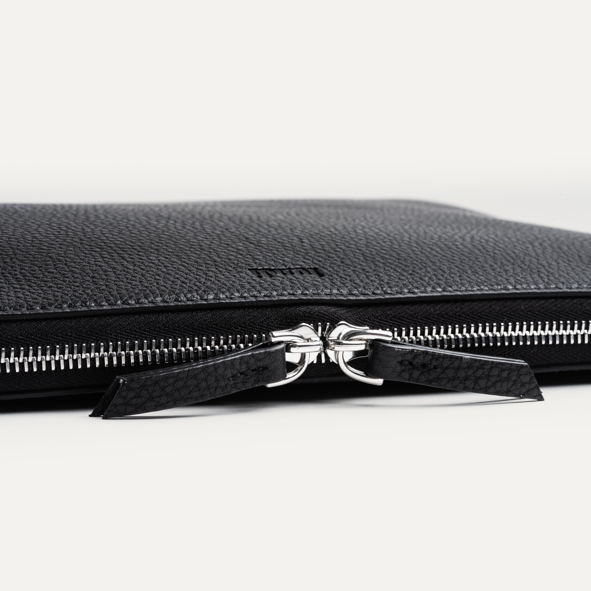 Pochette ordinateur en cuir équipée de zip Riri en métal.