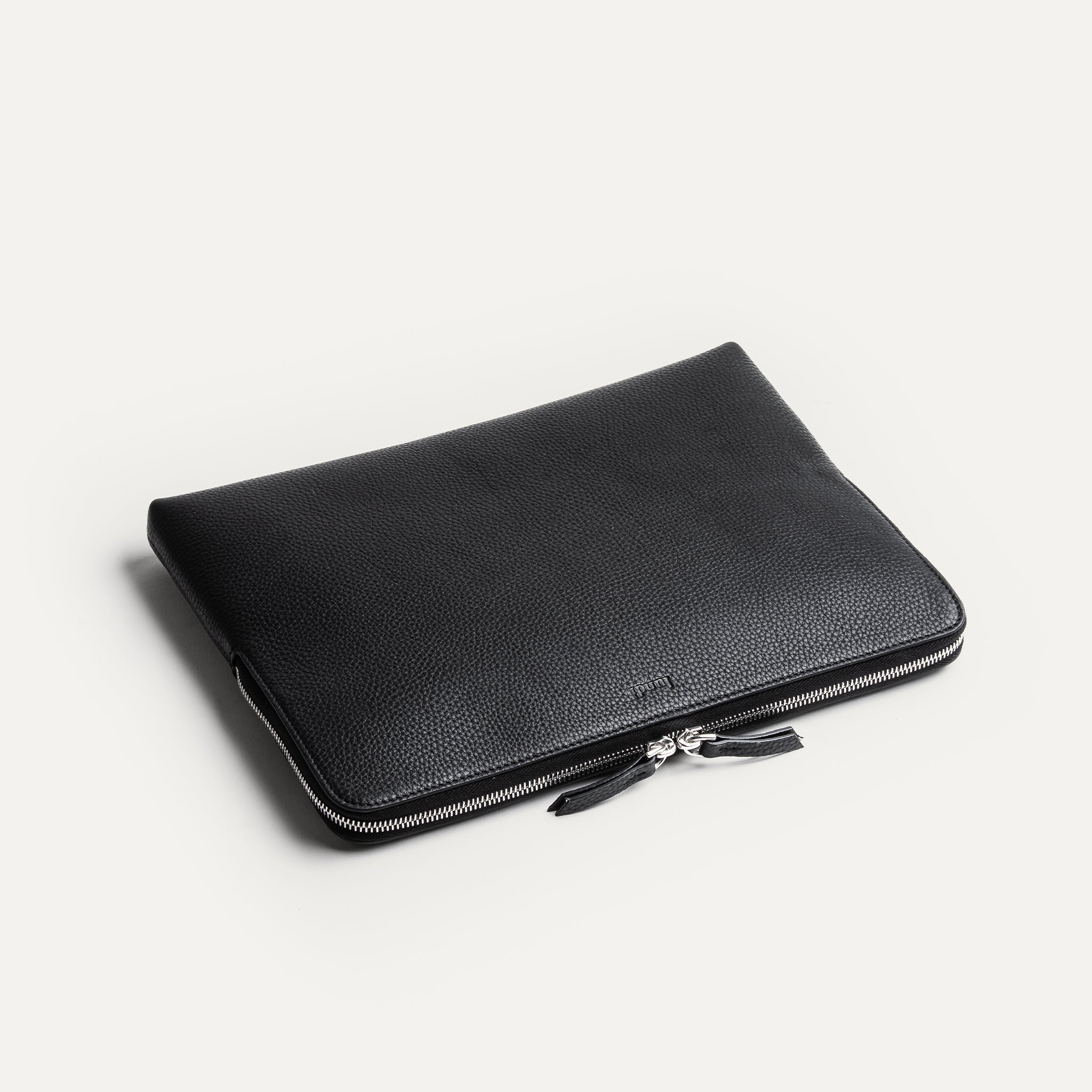 Petite pochette ordinateur en cuir grainé noir au tannage végétal.