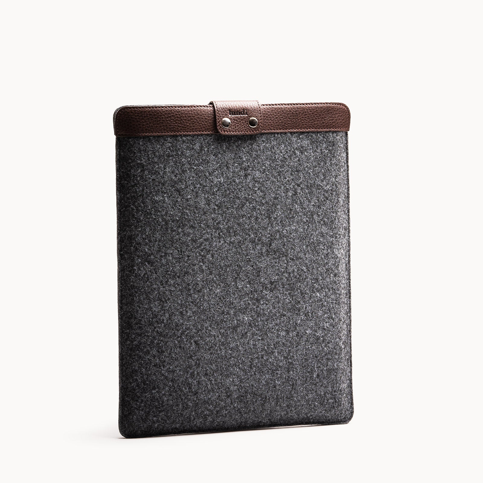 Pochette ordinateur en feutre gris et cuir marron, élégante et résistante.