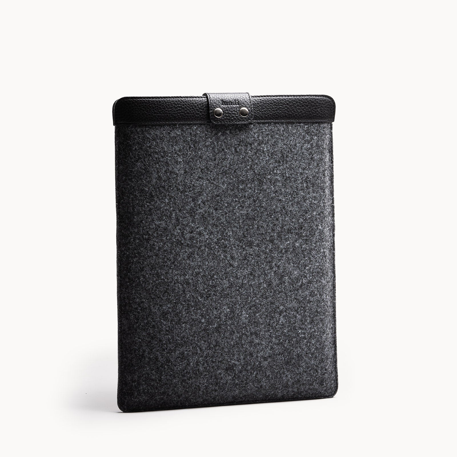 Computer sleeve in felt and leather, elegant and slim design.