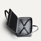 Intérieur en Alcantara d'un porte documents en cuir - un espace exploitable comme une valise