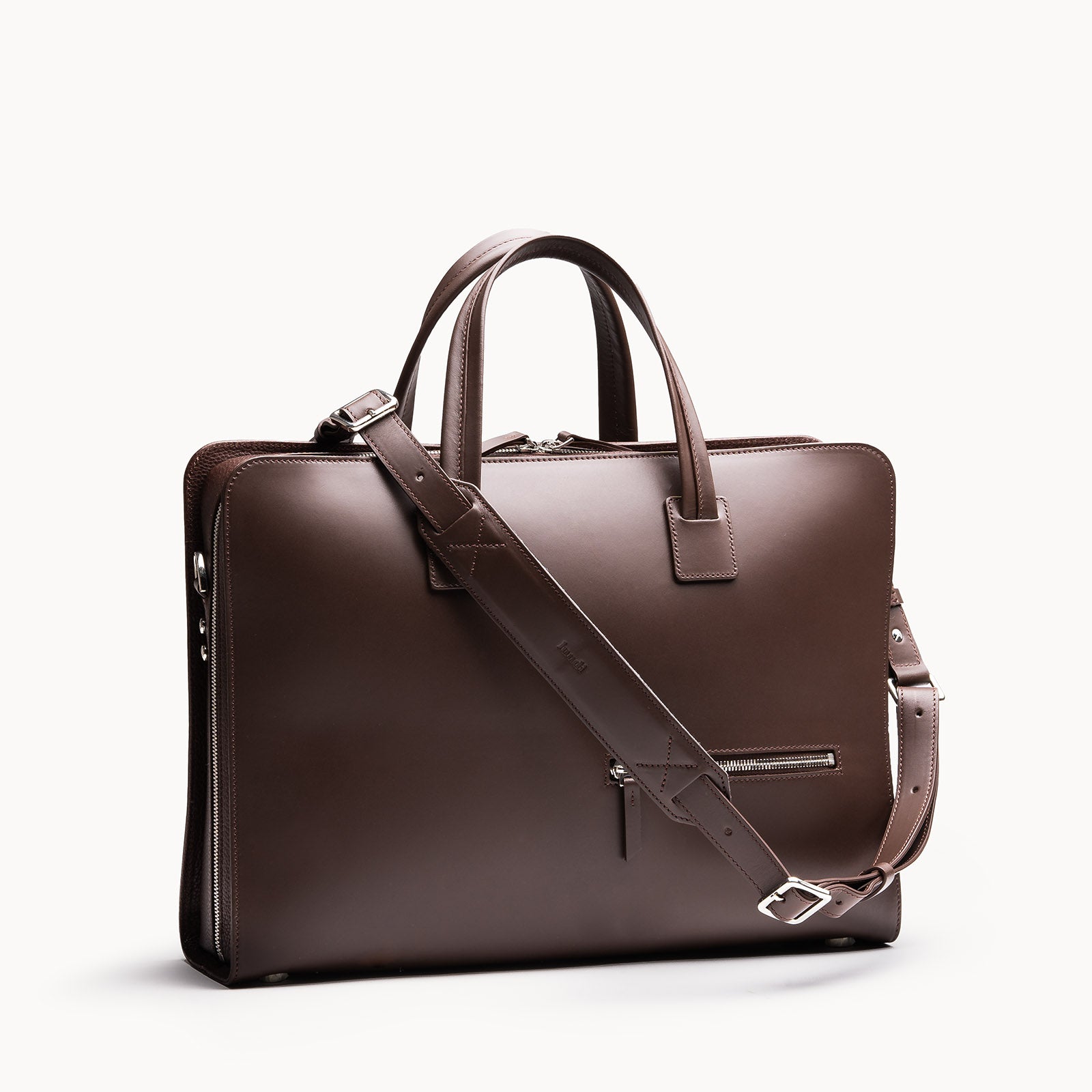 Sac à bandoulière homme avec bandoulière amovible et poche dédiée pour câbles, chargeur et ordinateur.