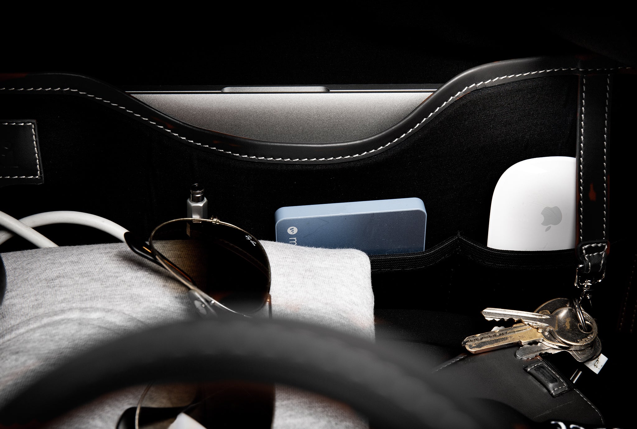 Sac de sport homme avec un compartiment pour vos affaires et une organisation interne idéal pour le quotidien grâce à une sangle en cuir avec mousqueton pour accrocher vos clefs, des poches pour ranger vos accessoires et d'une poche ordinateur.