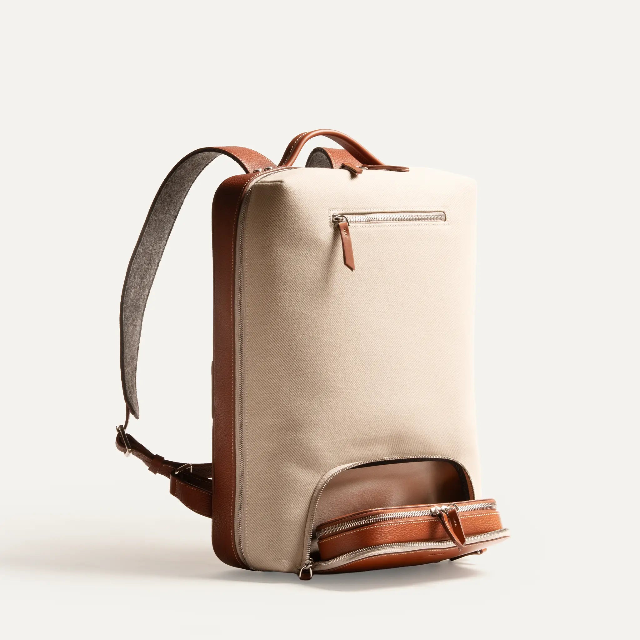 Compartiment pratique du sac à dos déperlant homme, idéal pour chargeurs et accessoires.