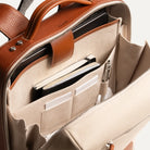 Intérieur d’un sac à dos ordinateur homme lundi, compartiments pratiques et finition haut de gamme.