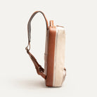 Profil fin d’un sac à dos ordinateur homme déperlant, design épuré et raffiné.