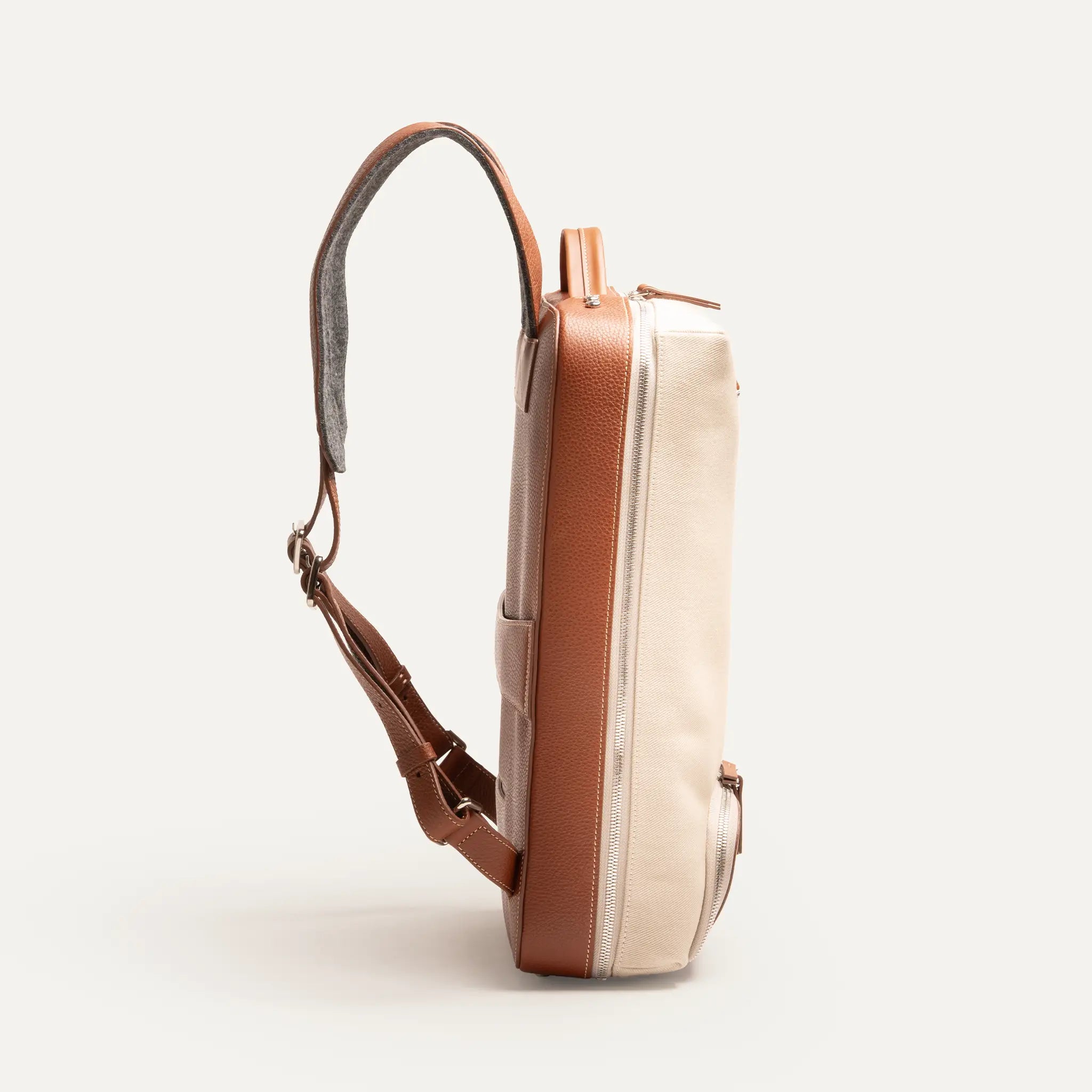 Profil fin d’un sac à dos ordinateur homme déperlant, design épuré et raffiné.