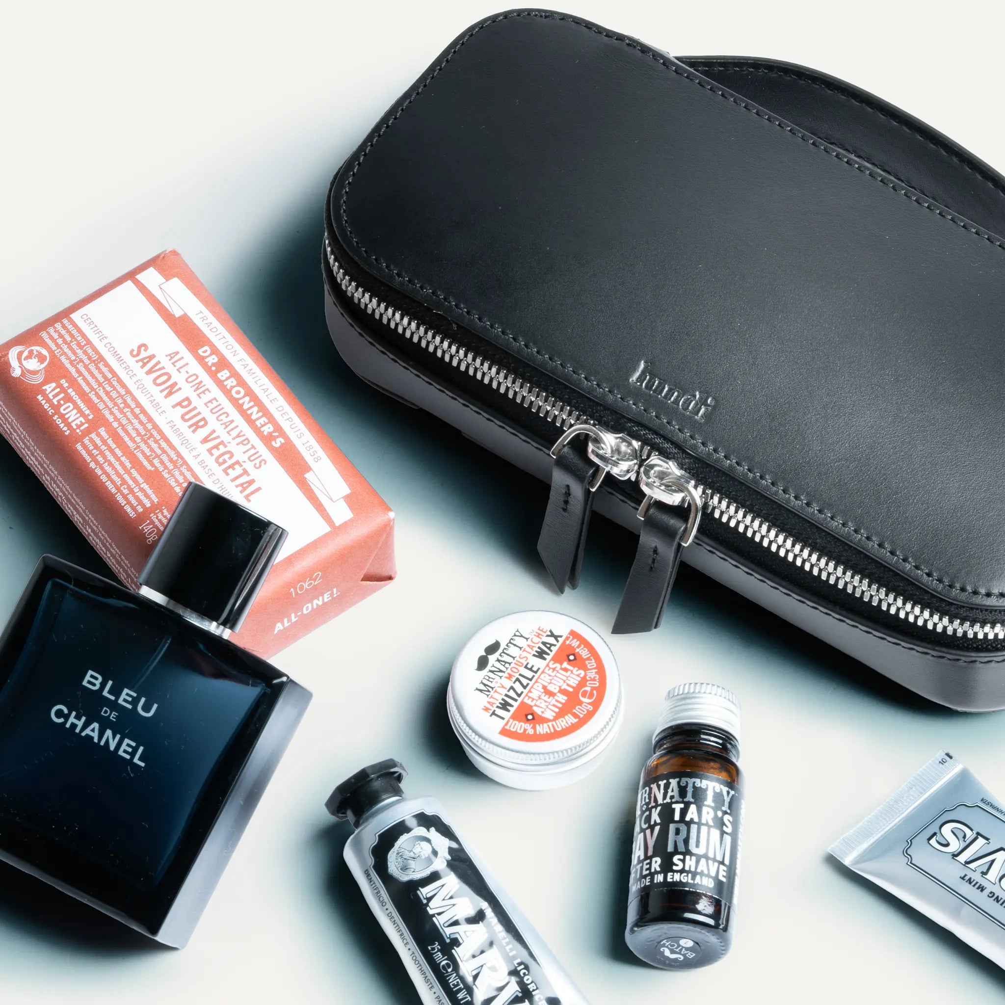 Trousse de toilette en cuir compact offrant de multiples rangements.