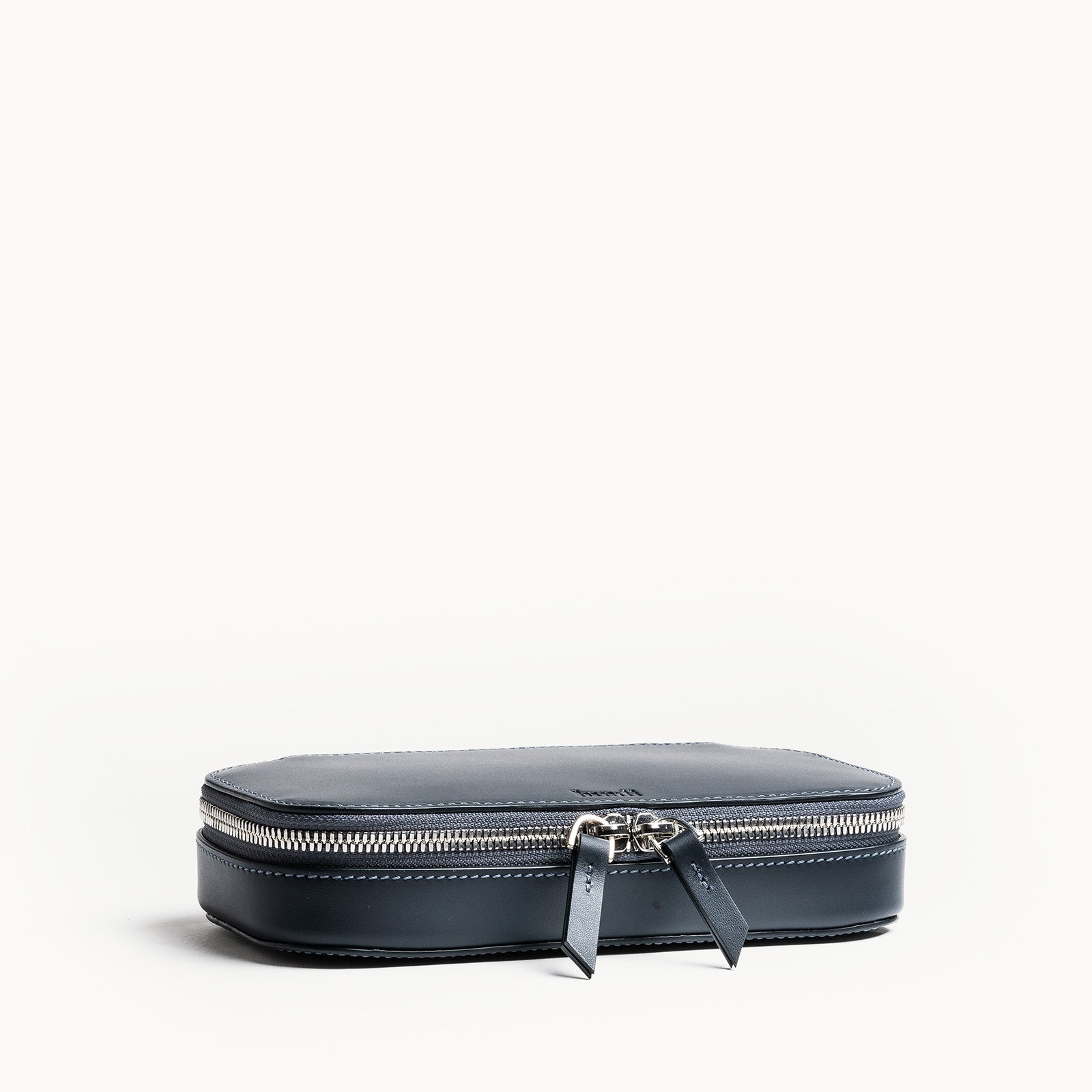Trousse de toilette de luxe lundi en cuir marine.