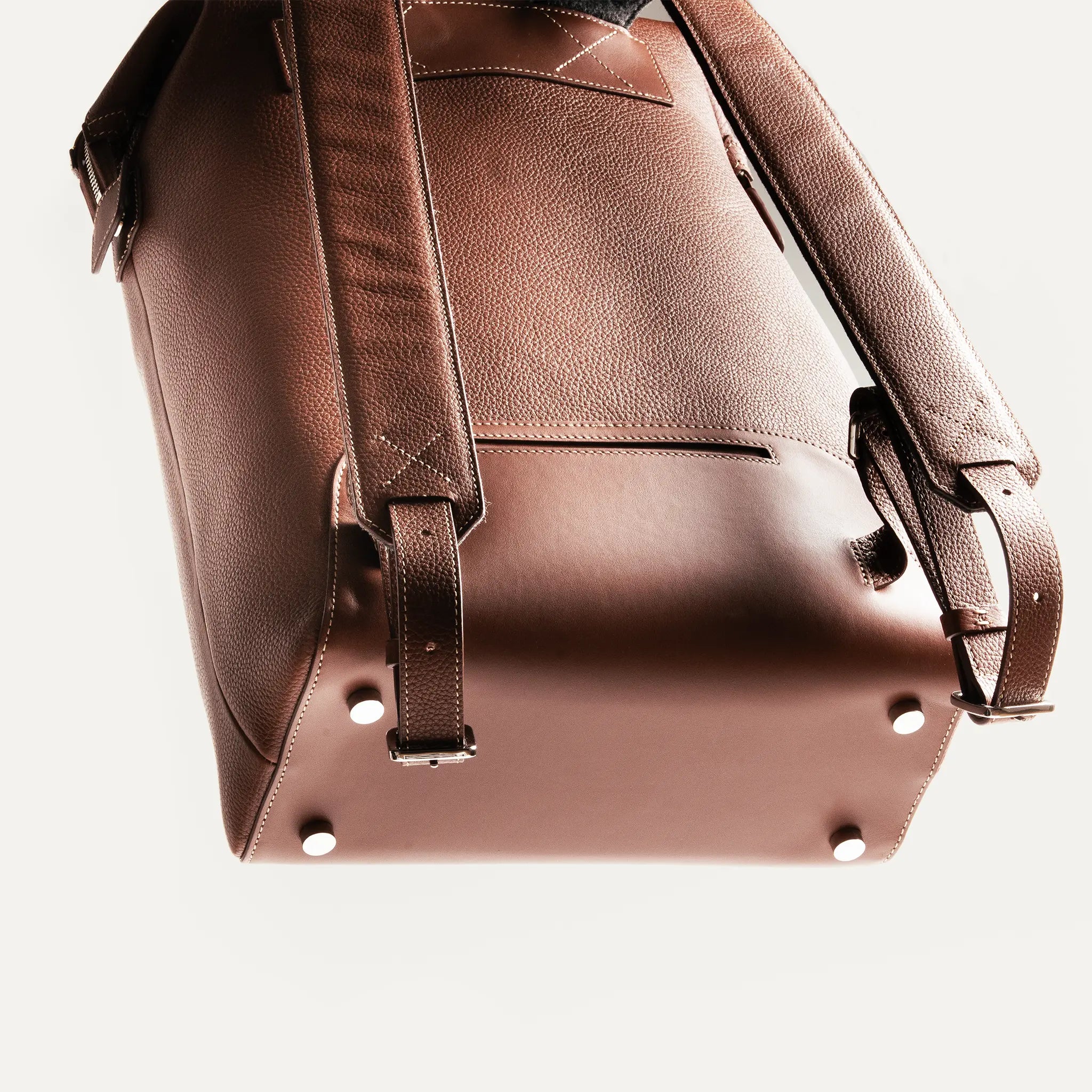 Sac à dos en cuir avec clous de fond en laiton