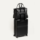 Sac de voyage en cuir pour femme. Modèle cabine, couleur noir. Possiblité de le fixer à une valise. Idéal pour déplacements professionnels.