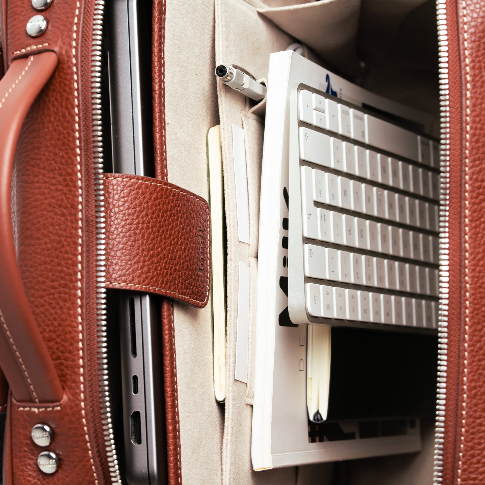 Organisation intérieure d’un sac à dos homme luxe​, compartiments stylés et pratiques.
