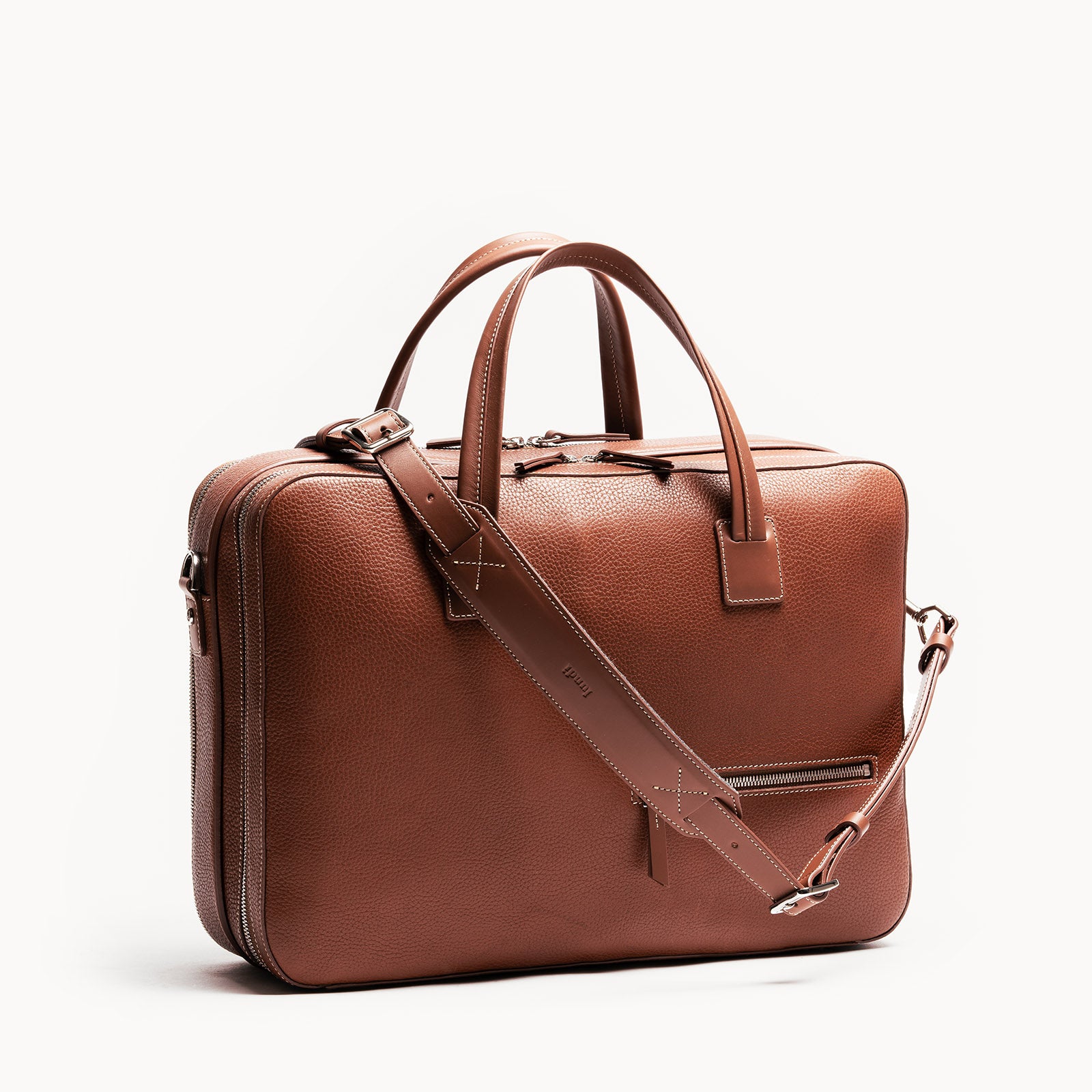 notre sac pour ordinateur cognac est en cuir grainé, il comporte 2 espaces de rangements dont un pour votre ordinateur et vos accessoires de bureau et l'autre partie pour ranger vos vêtements tout en restant fonctionnel. 