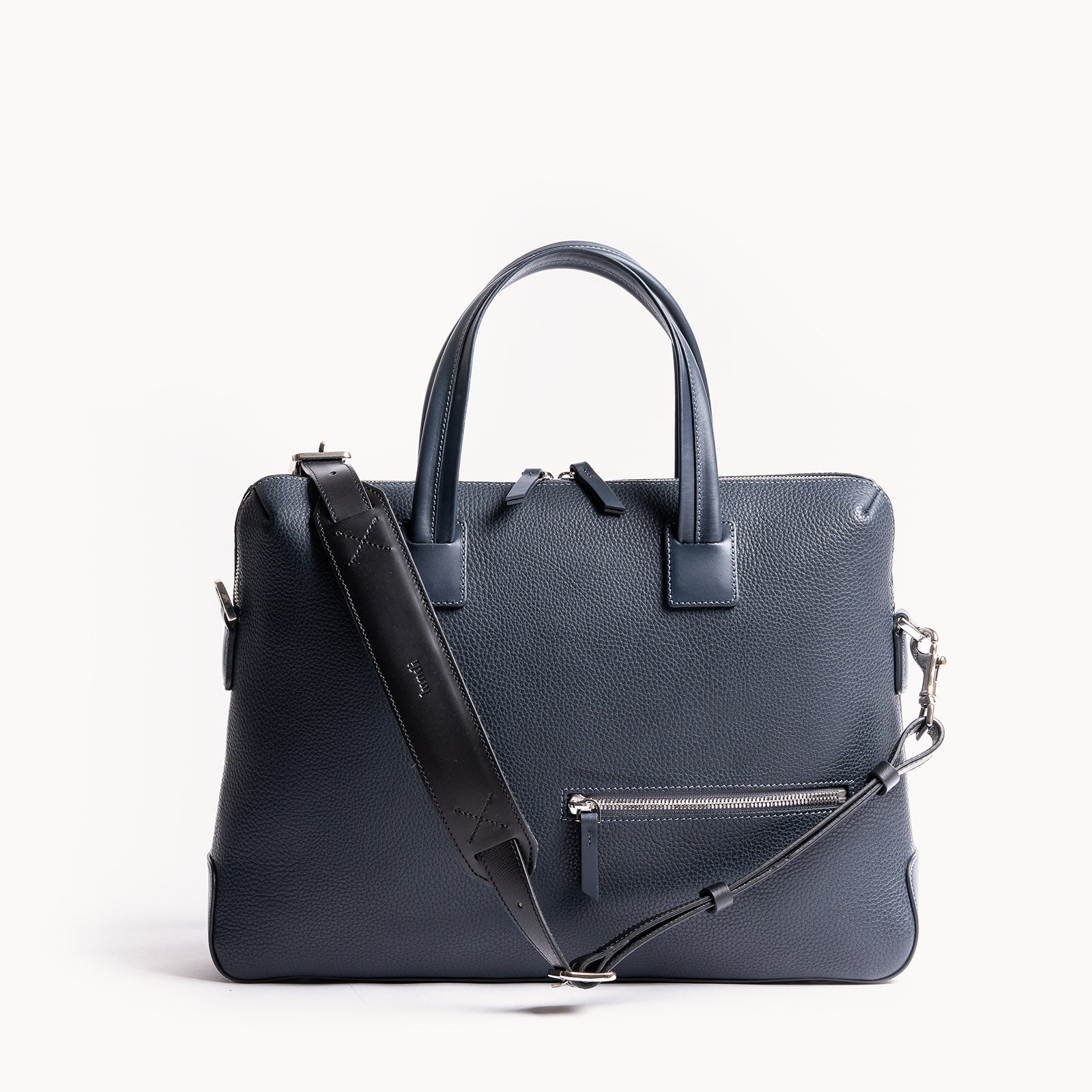 Sac à bandoulière homme en cuir bleu marine, élégant et structuré, idéal pour une utilisation professionnelle.