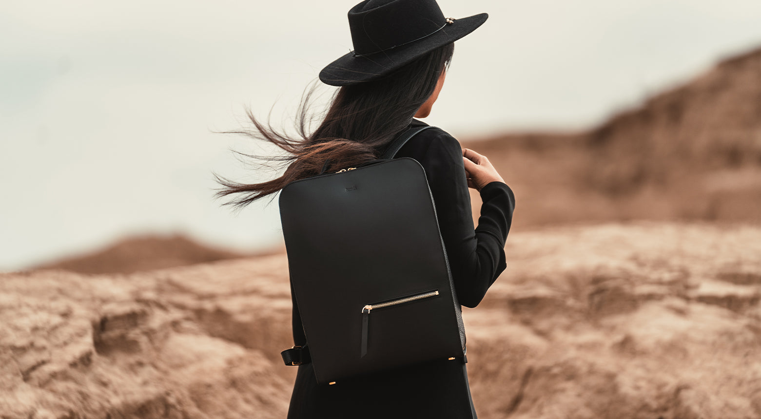 lundi - Minimalist and functional leather bag
