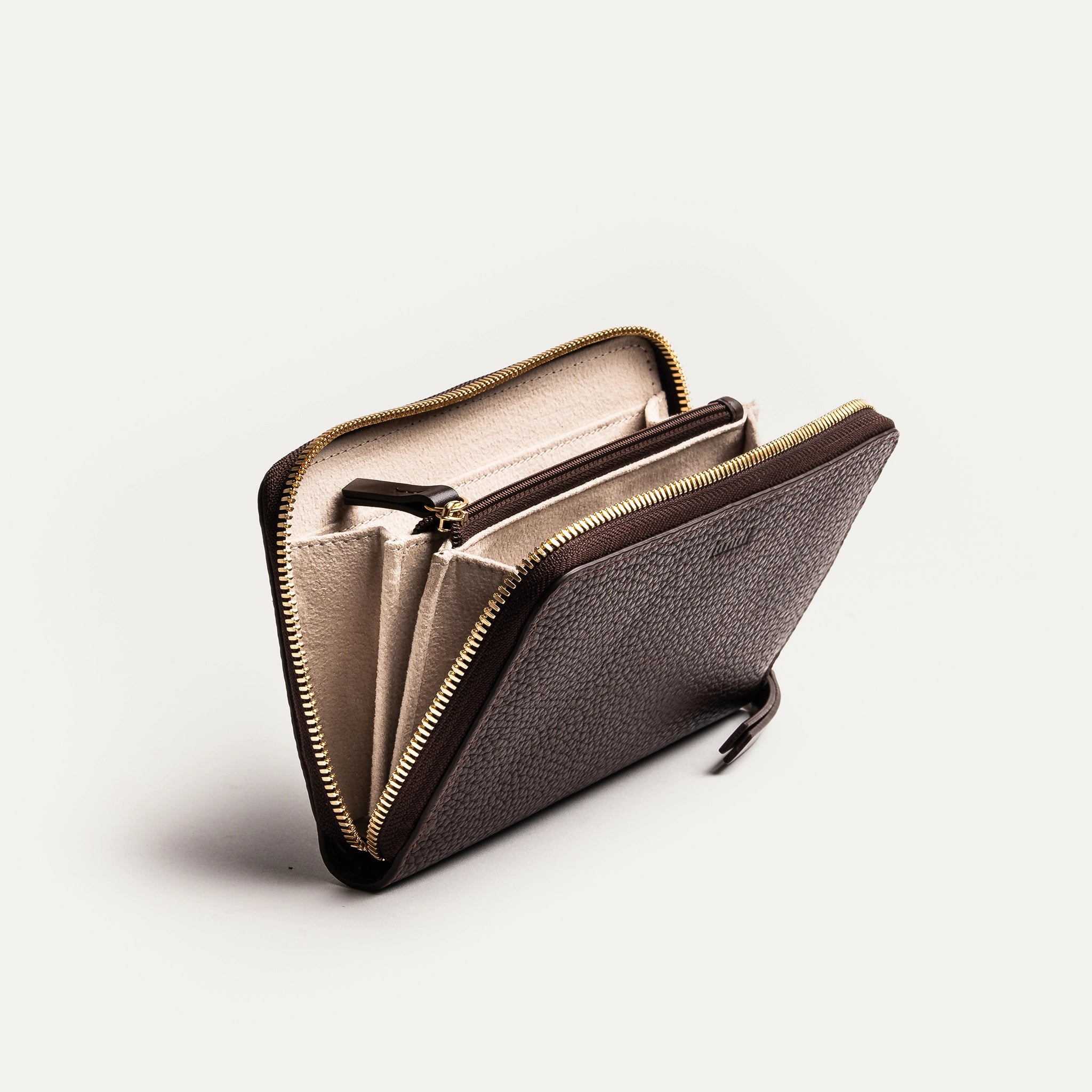 Rangements intérieurs et soufflets en Alcantara pour ce portefeuille femme