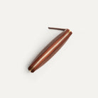 Longue poche zippée sur un compagnon en cuir grainé cognac