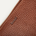 Cuir grainé et logo embossé