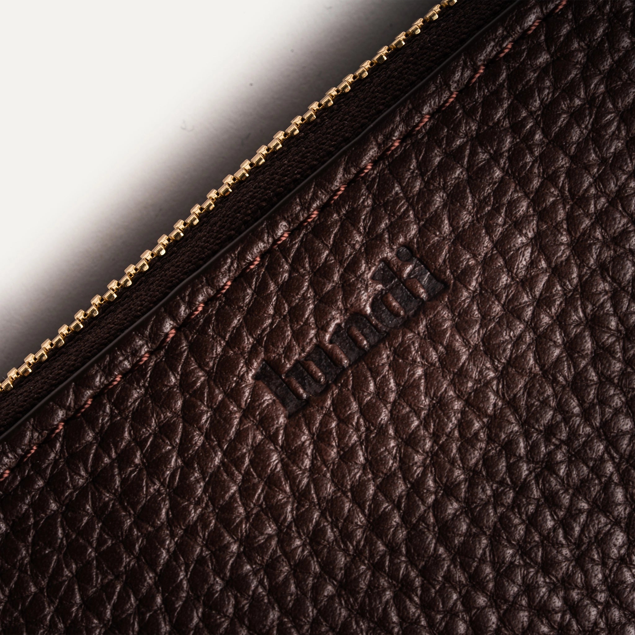 Cuir grainé et logo embossé