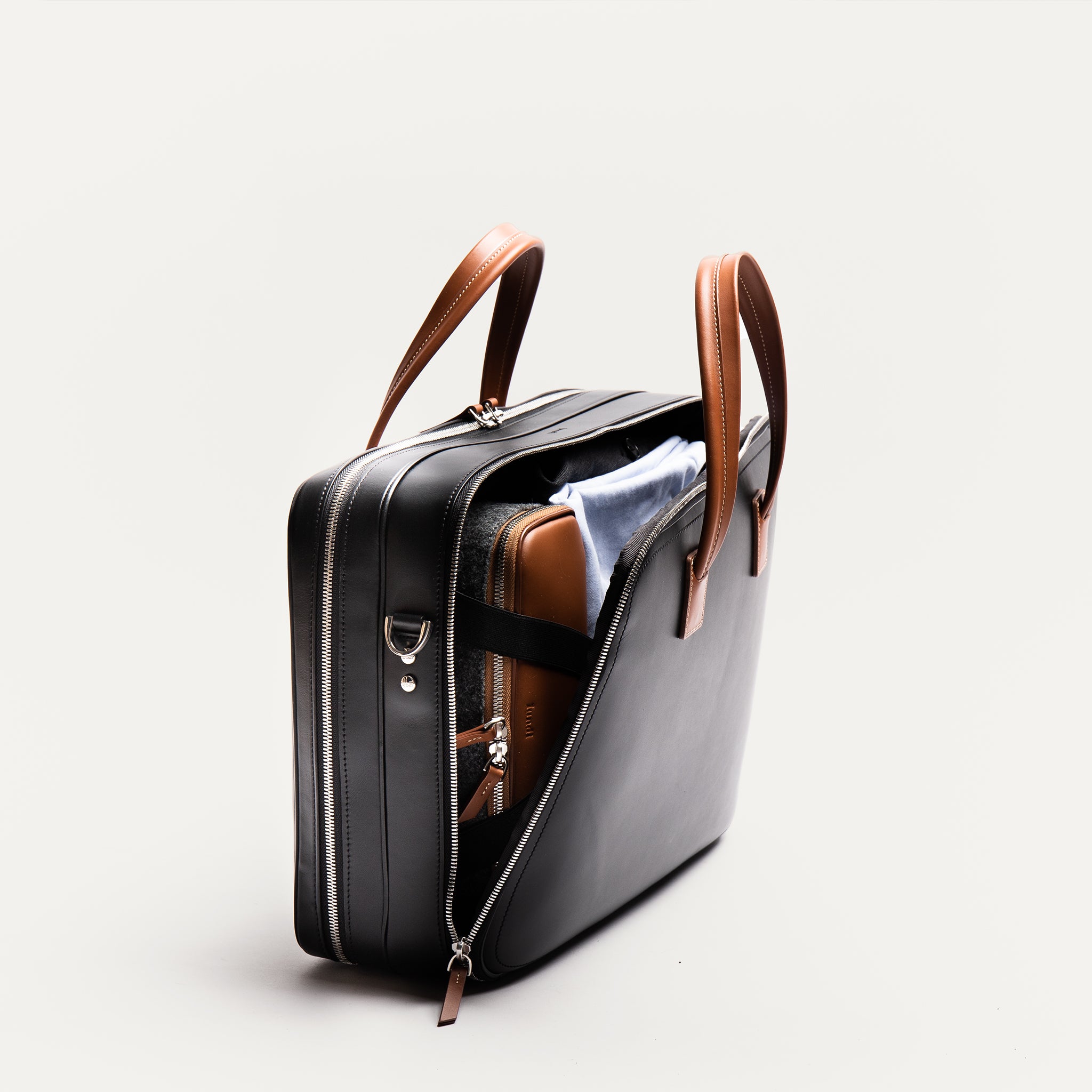 BELLECOURT - Noir & Cognac | Sac ordinateur 36 heures lundi en cuir lisse