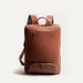 Le sac à dos Giani en cuir grainé pour homme propose un format compact et une poche avant pour ranger ses câbles et autres accessoires de bureau.