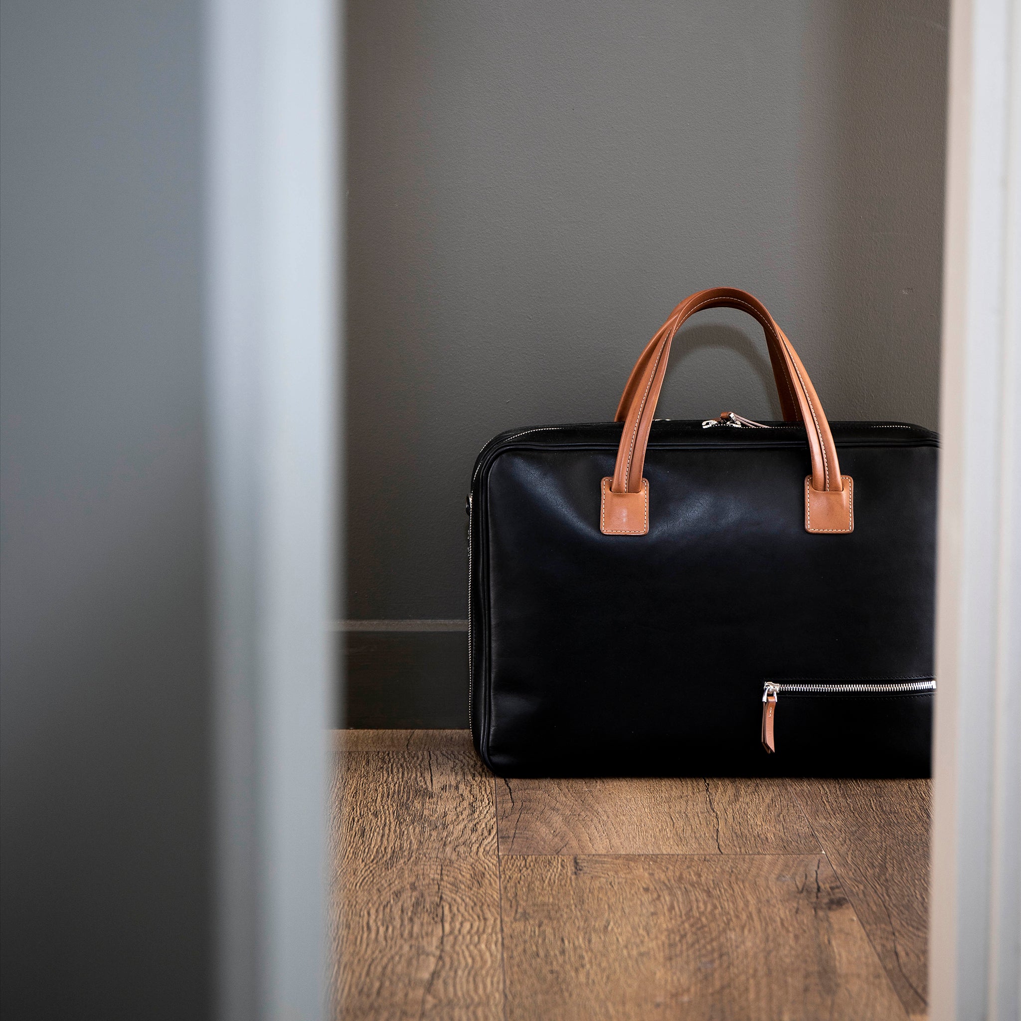 BELLECOURT - Noir & Cognac | Sac ordinateur 36 heures lundi en cuir lisse