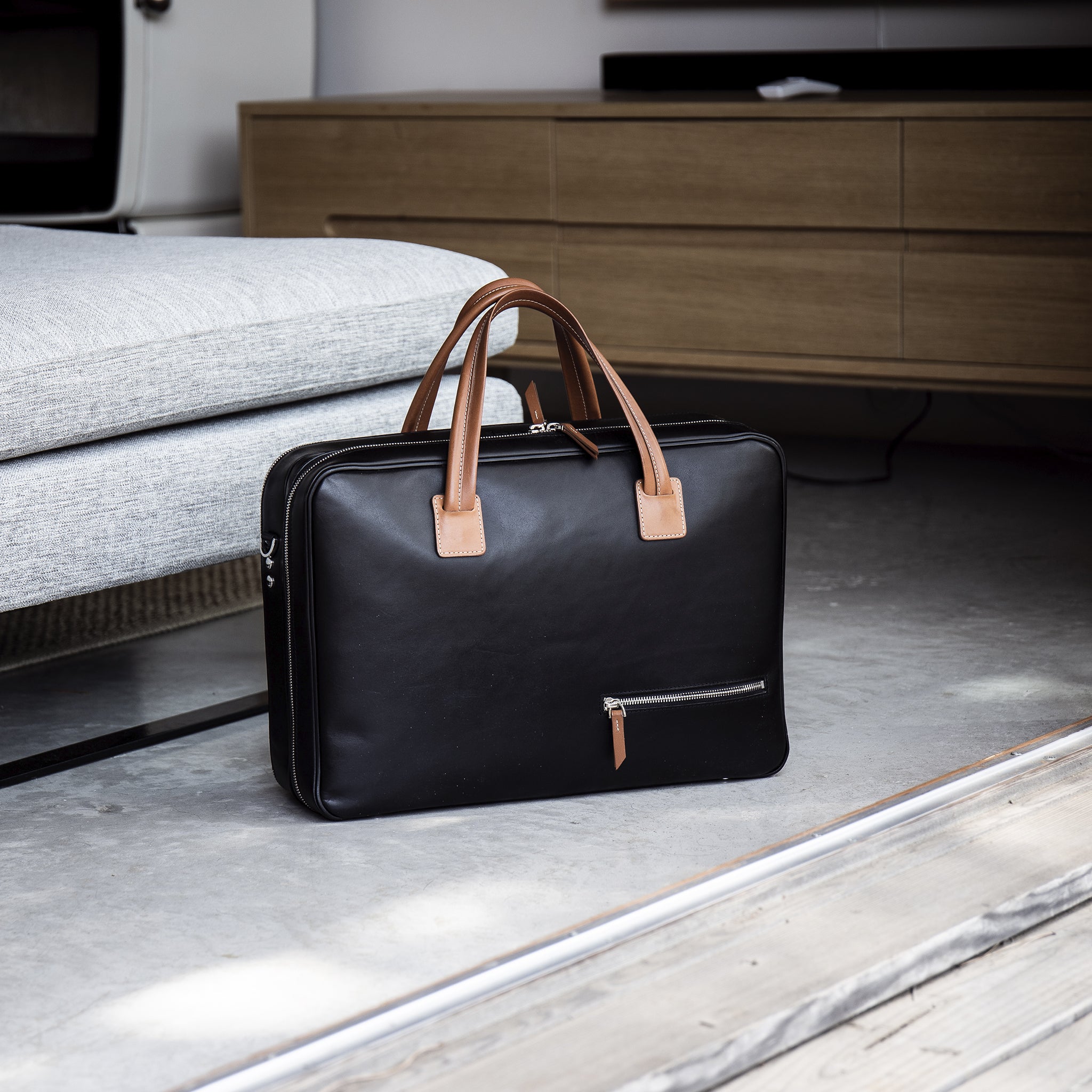 BELLECOURT - Noir & Cognac | Sac ordinateur 36 heures lundi en cuir lisse