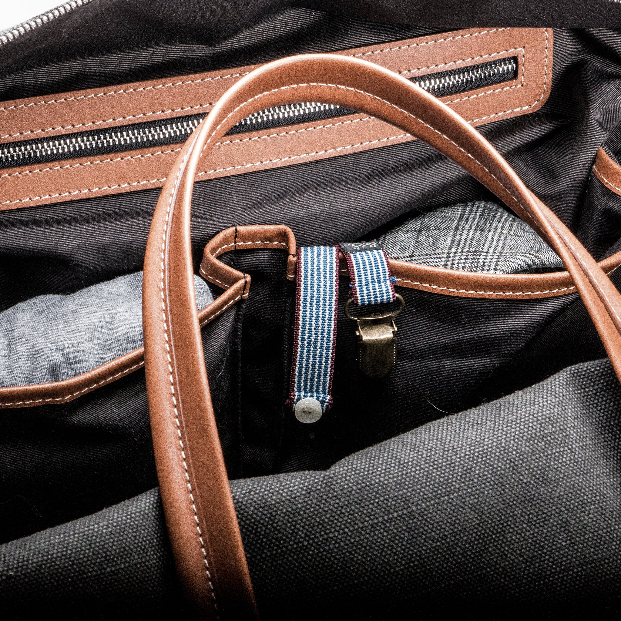 Présentation des poches intérieures du sac de voyage lundi en toile et cuir.