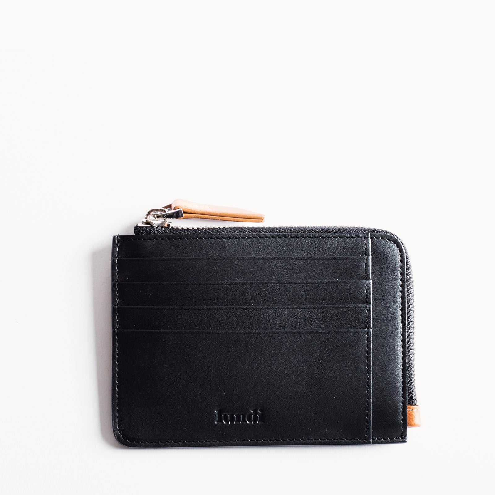 Portefeuille homme​ en cuir noir et au détail cognac - look élégant - fonctionnalité pratique.
